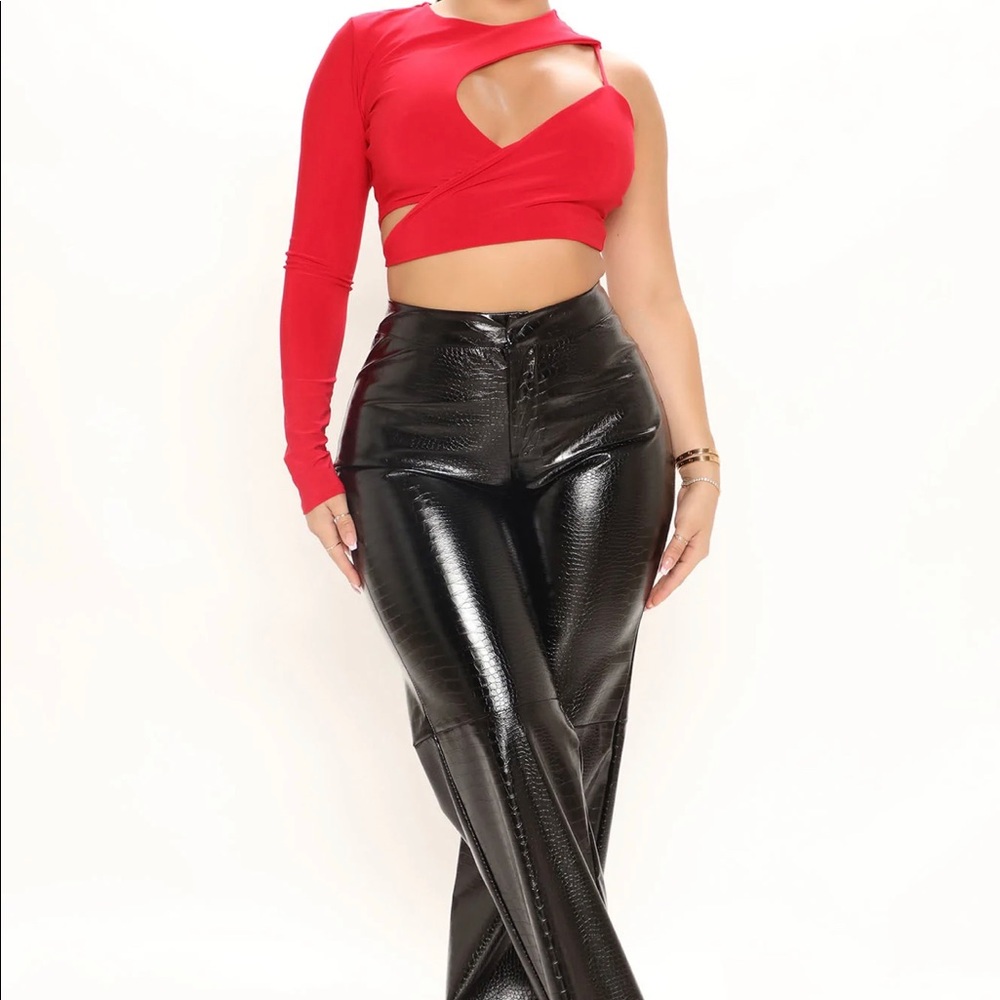 FASHION NOVA RED CROPPED TOP NWT (SOLD OUT)